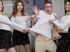 18 ans, Gros cul, Grosse bite, En levrette, 2 femmes 1 homme, Seins naturels, Adolescente, Nénés