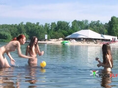 Plage, Nudiste, Public, Rousse roux, Adolescente, Plan cul à trois, Nénés, Voyeur