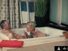 Gros seins, Sucer une bite, Gorge profonde, Branlette thaïlandaise, Hd, Massage, Réalité, Douche