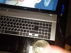 Sperma ins Glas spritzen...