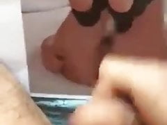 Daniela la troia sborra sui piedi
