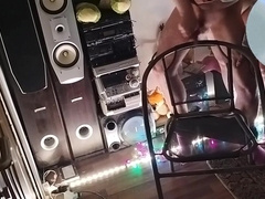 o fata care sa masturbat un barbat frecand penisu de spataru uni scaun pana cand sper