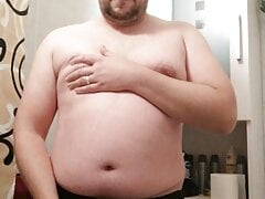 Fette Drecksau Dennis liebt es, vor dir zu wichsen.
