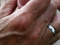 Vor Freundin gewichst und gespritzt im Auto