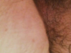 Un ours poilu se faced des doigts (pas de grease)