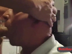 Saugender Nachbar: Amateur-Oral job von einem Muskelprotz