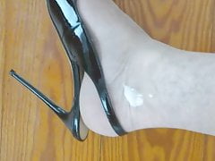 Cum on Nylons