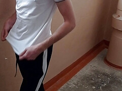 Masturbation in the entrance of a guy