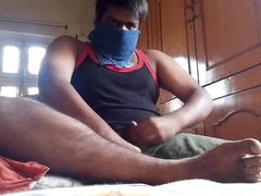 Desi guy masturbrating