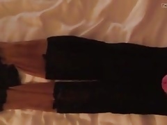 User spritzt auf getragenen Nylons meiner Frau