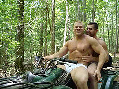 Bombadão dando o rabo no meio do mato