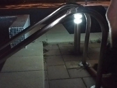 un baiat face romp cu balustrada piscine pana as ilibereaza sperma pe balustrada pisci