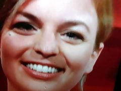 Weiss auf Gruen  Katharina Schulze ins Gesicht gespritzt