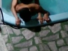 Flagra na piscina
