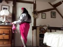 Outfit with fuchsia skirt slit on one side for a night out