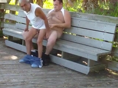 Abuelo y gordito: sexo público con maduros amateurs4p