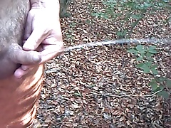 Pinkeln im Wald