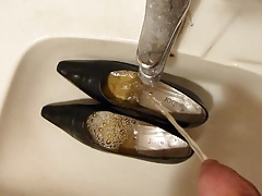 Piss in wifes black classic pumps