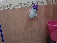 Its pee time while having bath