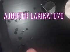 Masturbation ejaculation sur la table