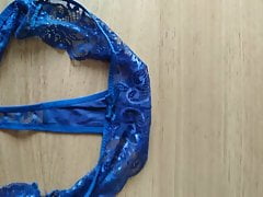 Ejac sur tanga bleu de ma femme