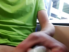Wichsen im Zug mit Abspritzen 2
