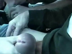 Twink leert den Saft seines Nachbarn im Auto aus