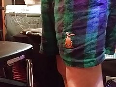 SHOWING OFF COCK AND A HEAVY PISS GOLDEN SHOWER !
