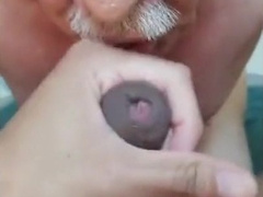 Senior lutscht einen jungen Latino 5