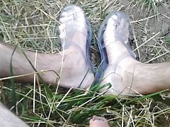 abpissen in der Natur auf Gummischuhe