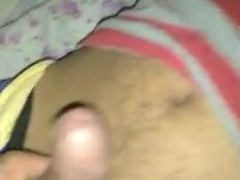 Amigo dormiu, pau na mao - Sexo gay amador com latinos