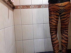 Under shower with tiger print leggings