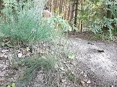 Spritzen nackt im Wald