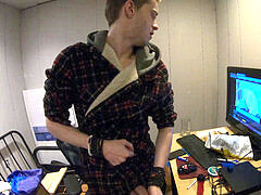 heterosexual Bro eyeing porno [onlyfans.com/flint-wolf]