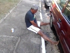 Pinguco mijando na calcada do club