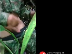 Militar novinho tocando uma no mato25