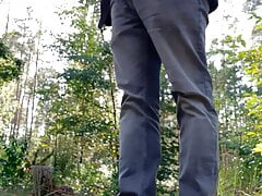 Ich ziehe mich nackt im Wald aus