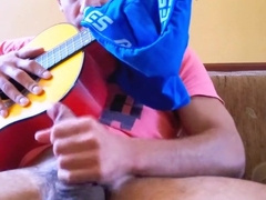 joven cantante latino se maturba con su guitarra y eyacula sobre ella expulsando mucho wad