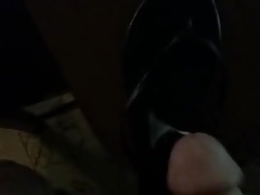 Cumming on her flip flops