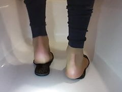 Piss between flat leather slipper and nylon soles & toes