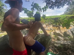 Me encuentro al chico en el bosque