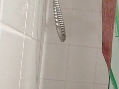 Plaisir sous la douche en vacance
