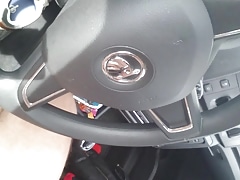 Naked jerk off on wheel in car Nackt spritzen auf Lenkrad