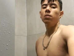 PAJA REAL EN LAS DUCHAS DE UN FAMOSO GYM * TERMINA MAL*
