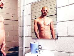 Guy jerks the dick in front of mirror