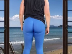 Guy with a firm booty trains in tight pants at the gym