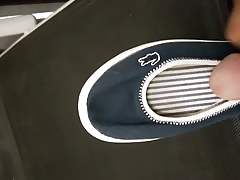 In die Strandschuhe der 18 jaehrigen Nachbarin gewichst