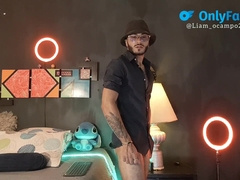 Baile sensuous y erótico por hombre latino colombiano