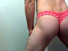 Casado Ativo com a Calcinha Rosa de Bolinha Branca da Esposa Batendo Punheta e Gozando