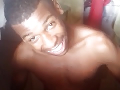 Neguinho brisado flagrado no banheiro